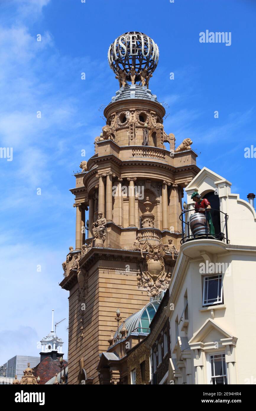 LONDON, Großbritannien - 7. JULI 2016: London Coliseum Theatre in St Martin's Lane, Westminster. Es wurde 1904 eröffnet und ist im Besitz der English National Opera. Stockfoto