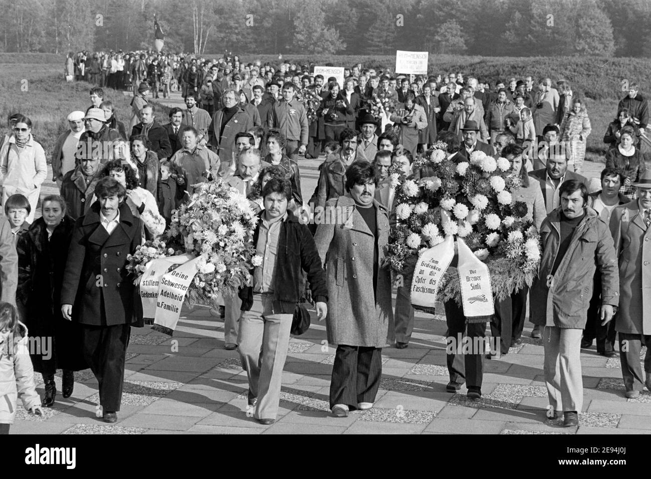 Deutschland, Bergen-Belsen, 27. Oktober 1979: Gedenkveranstaltung zur Verfolgung von Sinti und Roma im Dritten Reich an der Gedenkstätte des Konzentrationslagers Bergen-Belsen --- Bergen-Belsen, 27,10.1979: Gedenkveranstaltung an die Verfolgung von Sinti und Roma im Dritten Reich in der Gedenkstätte des KZ Bergen-Belsen Stockfoto