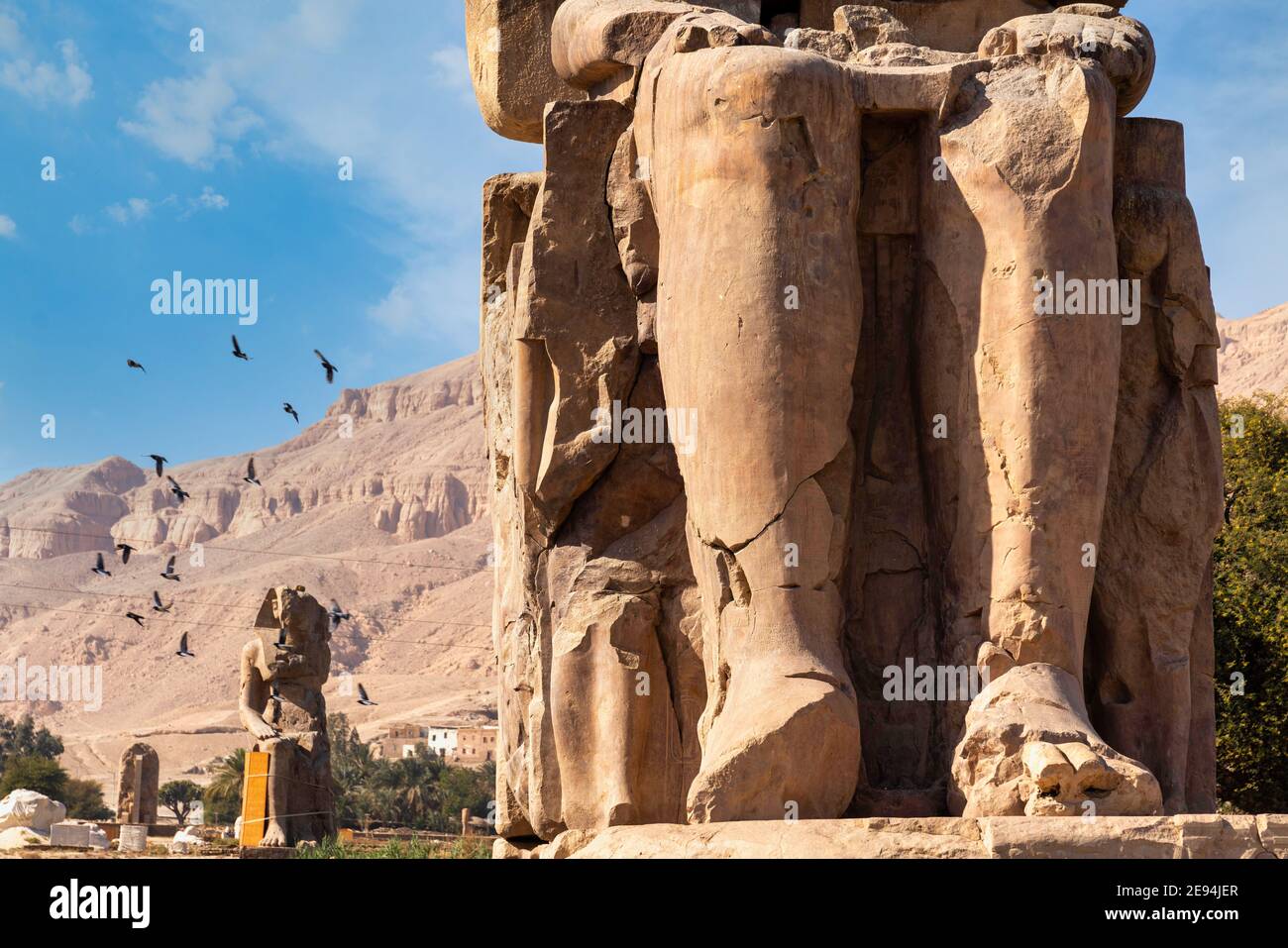 Ägypten, Luxor, Westjordanland, Memnonkolosse massive Steinstatuen Stockfoto