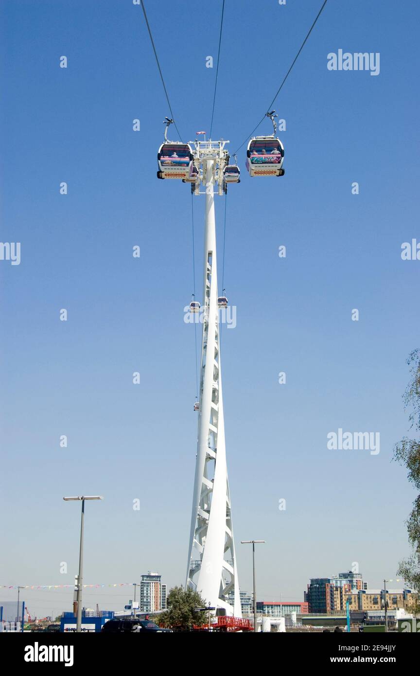 LONDON, ENGLAND - JULI 24: Passagiere mit Seilbahn, die Greenwich mit Newham verbindet, bekannt als Emirates Air Line am 24 2012. Juli. Die Verbindung brach diese wir Stockfoto