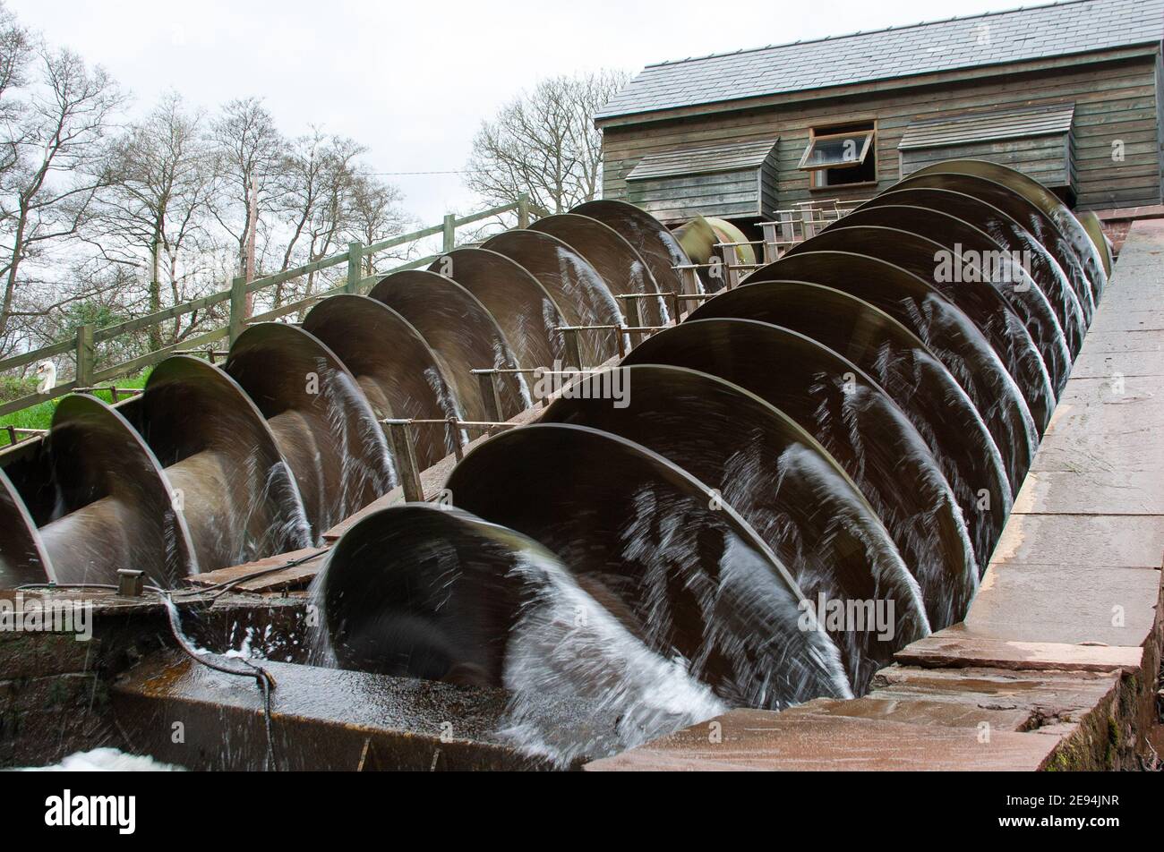 Wasserkraftwerk mit archimedes-Schraube Stockfoto