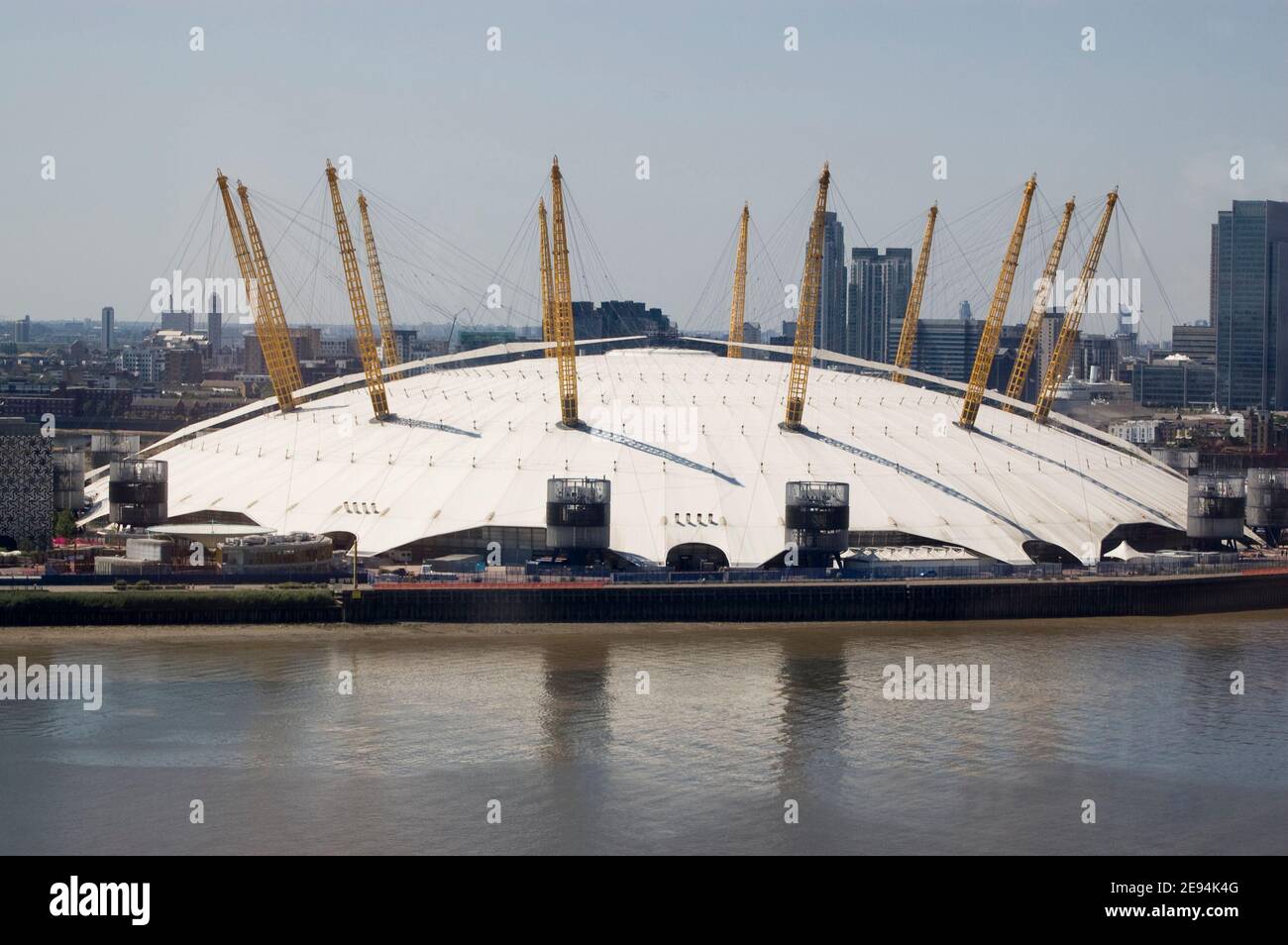 Blick über die Themse auf die berühmte Millennium Dome Arena in North Greenwich, London. Blick von öffentlichen Verkehrsmitteln. Stockfoto