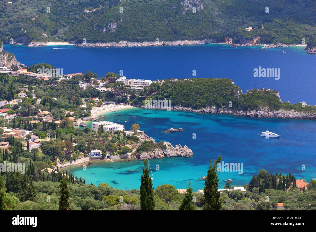 Griechische Insel Landschaft. Paleokastritsa auf der Insel Korfu, Griechenland. Ionische Meer Küste im Sommer. Stockfoto