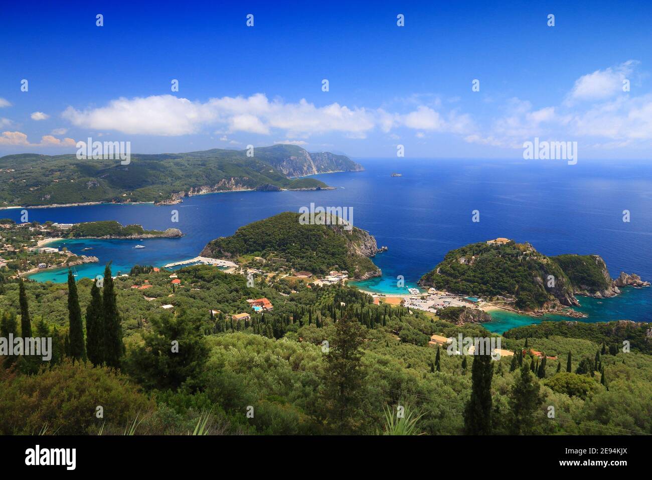 Griechische Insel Landschaft. Paleokastritsa auf der Insel Korfu, Griechenland. Ionische Meer Küste im Sommer. Stockfoto