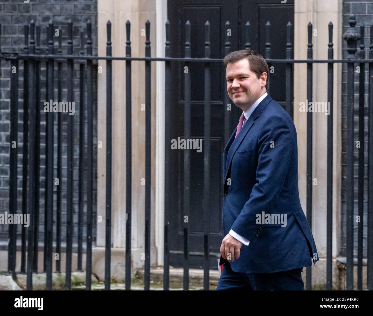 London, Großbritannien. Februar 2021. Robert Jenrick, Minister für Wohnungswesen, Kommunen und Kommunalverwaltung verlässt 10 Downing Street, London. Kredit: Ian Davidson/Alamy Live Nachrichten Stockfoto