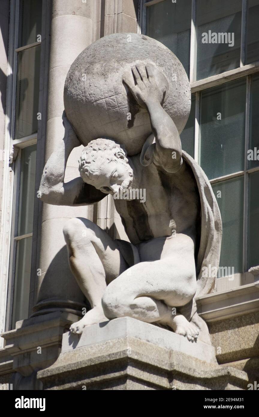 Statue des mythologischen Atlas, der den Globus auf dem Rücken trägt. Nach den heute nicht mehr existierenden Werken von Farmer & Brindley, die seit 1894 öffentlich zu sehen sind. Stockfoto