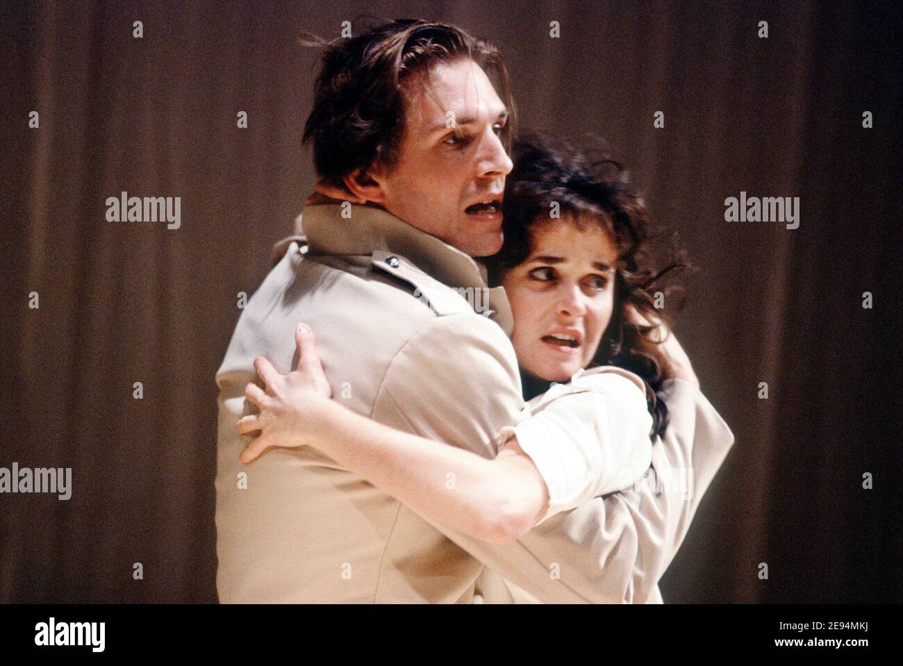 Amanda Root (Cressida), Ralph Fiennes (Troilus) in TROILUS UND CRESSIDA von Shakespeare bei der Royal Shakespeare Company (RSC), Swan Theatre, Stratford-upon-Avon 26/04/1990 Design: Anthony ward Beleuchtung: Geraint Pughe Kämpfe: Terry King Regie: Sam Mendes Stockfoto