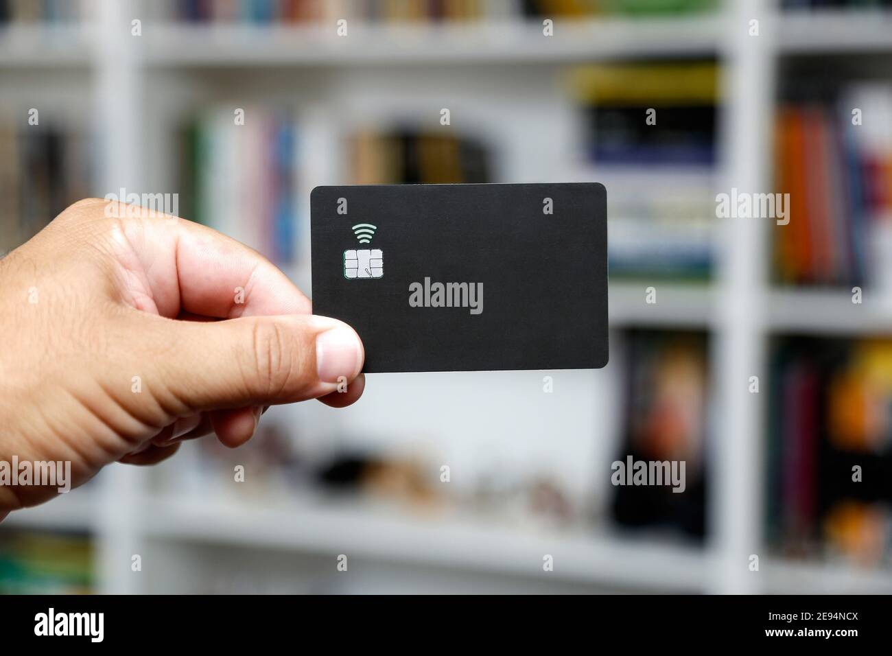 Schwarze kontaktlose Kredit- oder Debitkarte mit kontaktlosem Schild. Digitales Zahlungssystem. Stockfoto