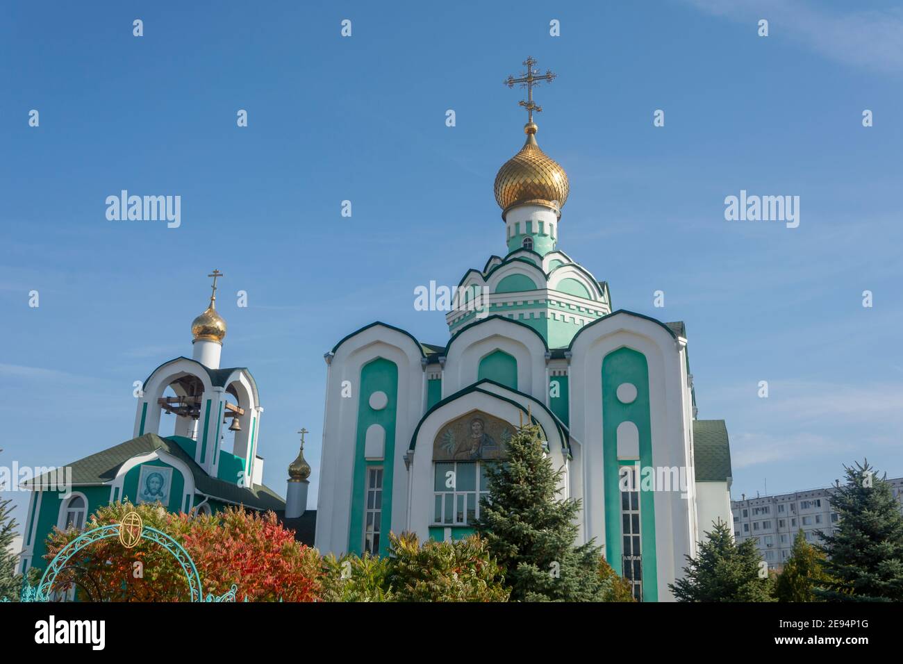 Wolschskiy, Wolgograd Region, Russland - Oktober, 2020: Orthodoxe Kirche des heiligen Seraphim Sarow mit goldener Kuppel und Kreuz der Kirche gegen blauen Himmel. Stockfoto