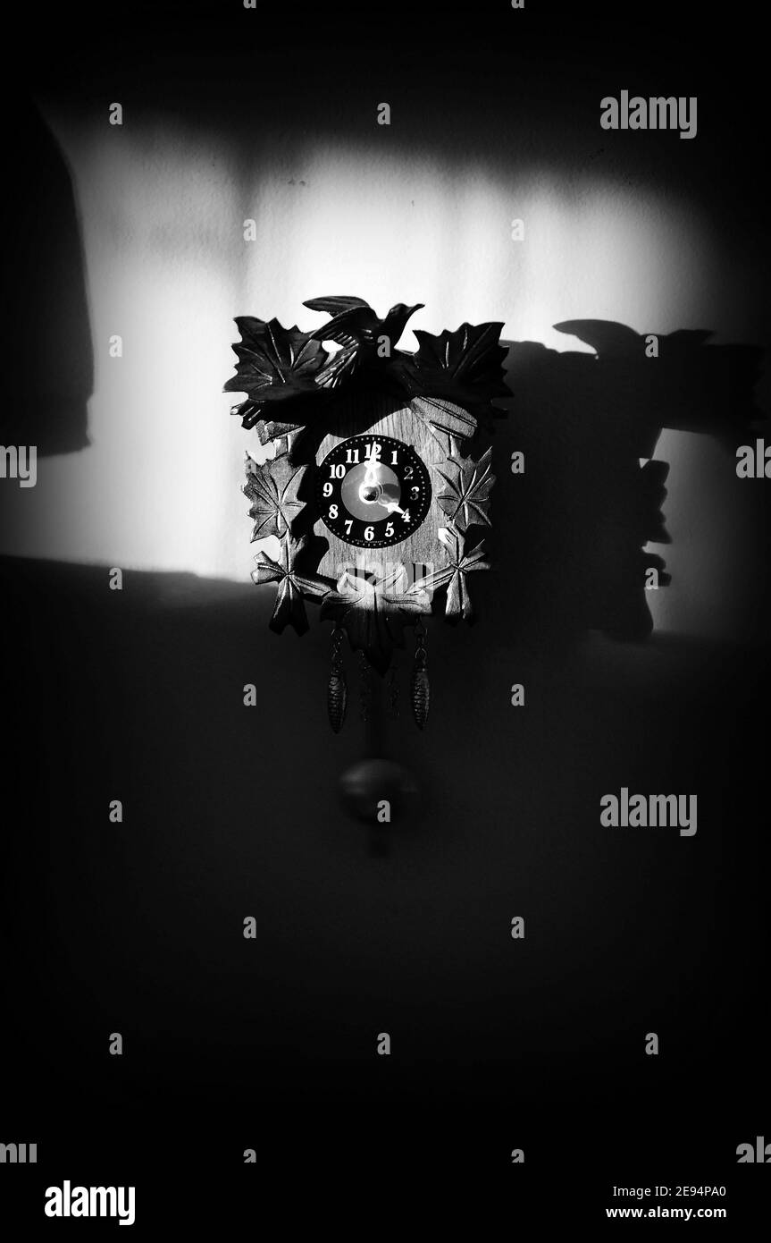 Eine Kuckucksuhr aus Holz Stockfoto