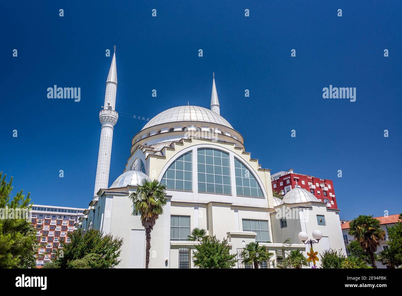 Blick auf die EBU Beker Moschee in Shkoder, Albanien mit einem schönen blauen Himmel Stockfoto