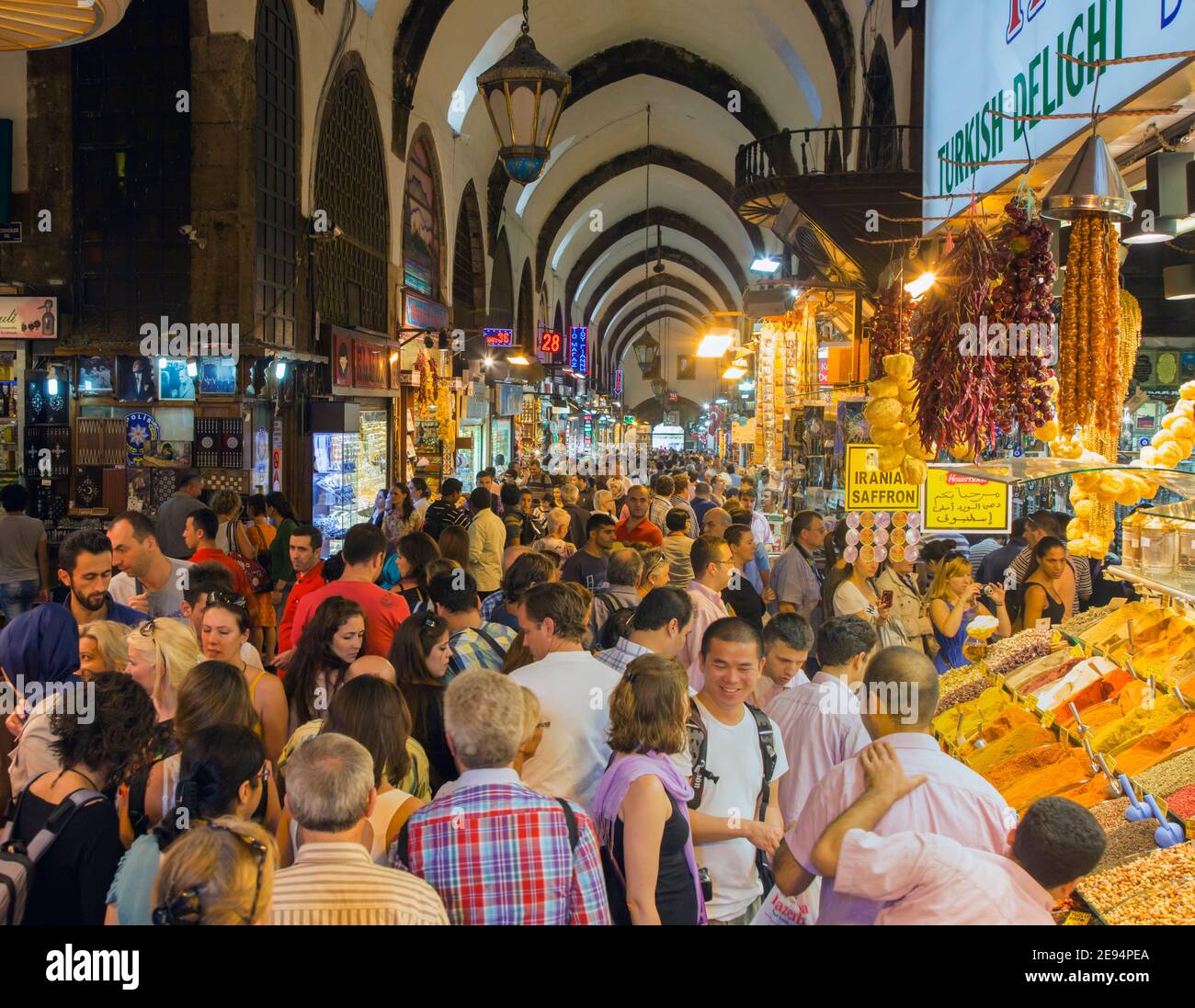 Istanbul, Türkei. Menschenmengen einkaufen in Misir Carsisi, dem Gewürzbasar. Stockfoto