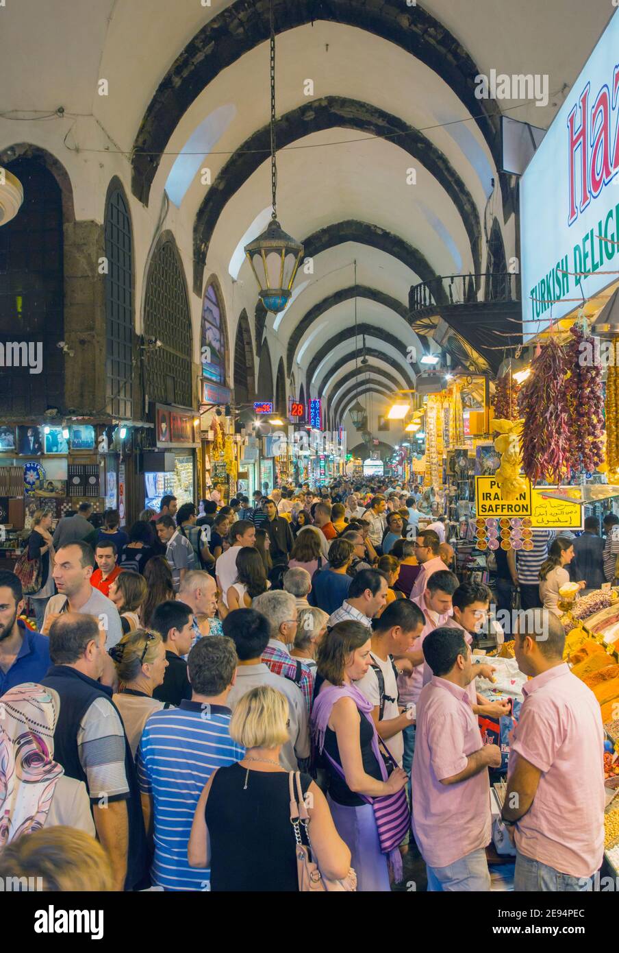 Istanbul, Türkei. Menschenmengen einkaufen in Misir Carsisi, dem Gewürzbasar. Stockfoto