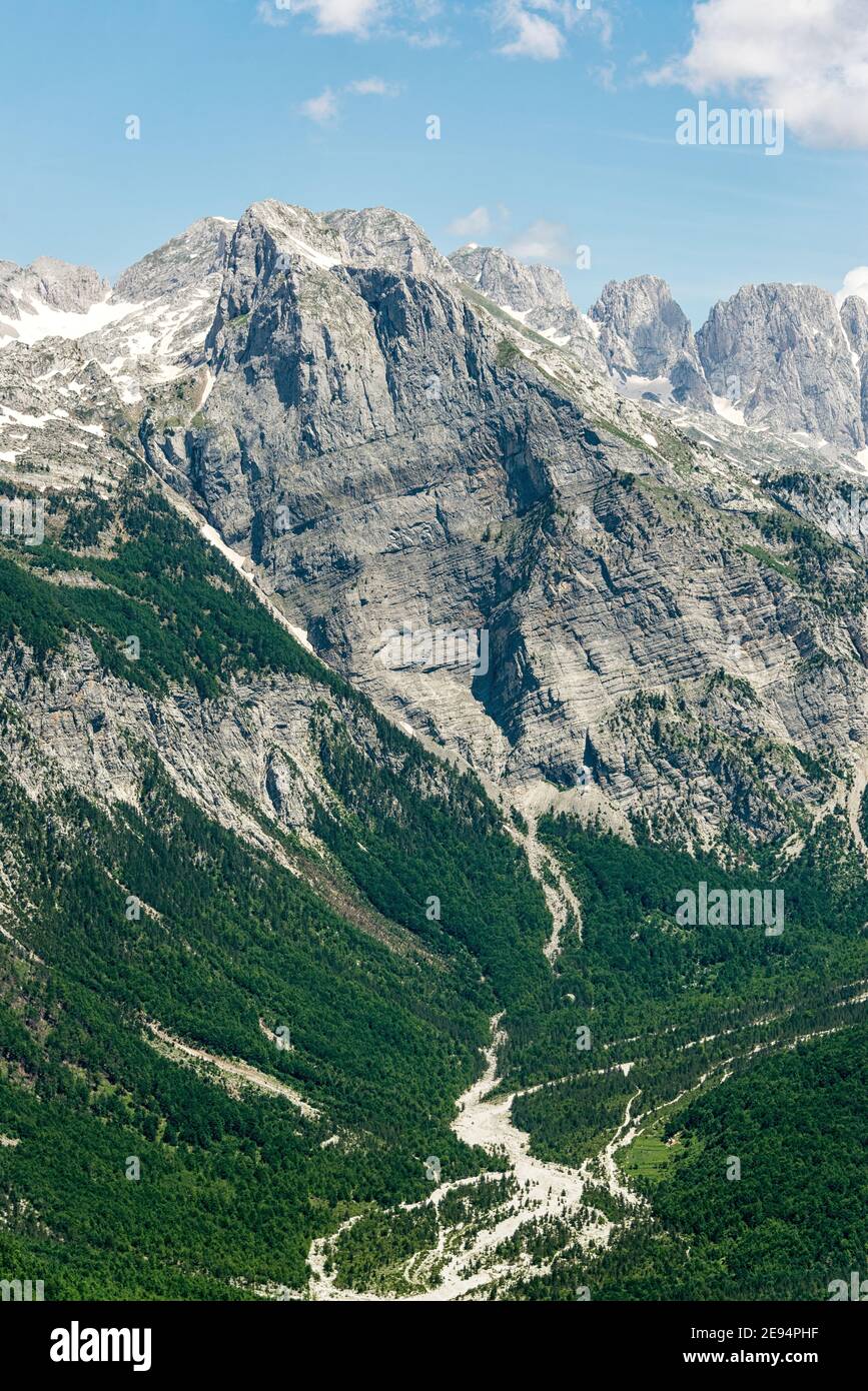 Sehen Sie sich die imposanten verfluchten Berge an, die im Norden Albaniens auch die albanischen Alpen genannt werden Stockfoto