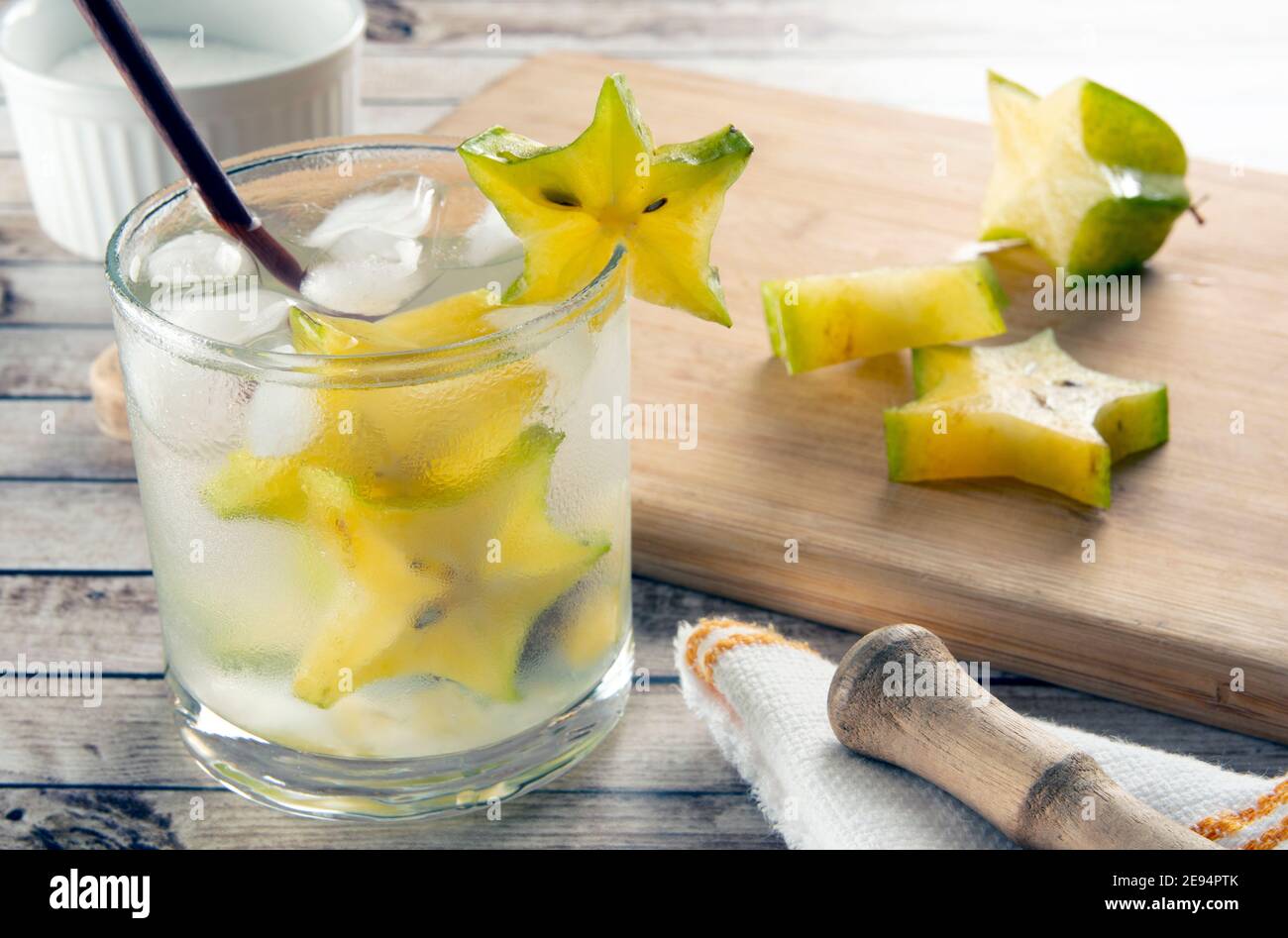Star Fruit Caipirinha Getränk mit geschnittenen Früchten und Utensilien. Stockfoto
