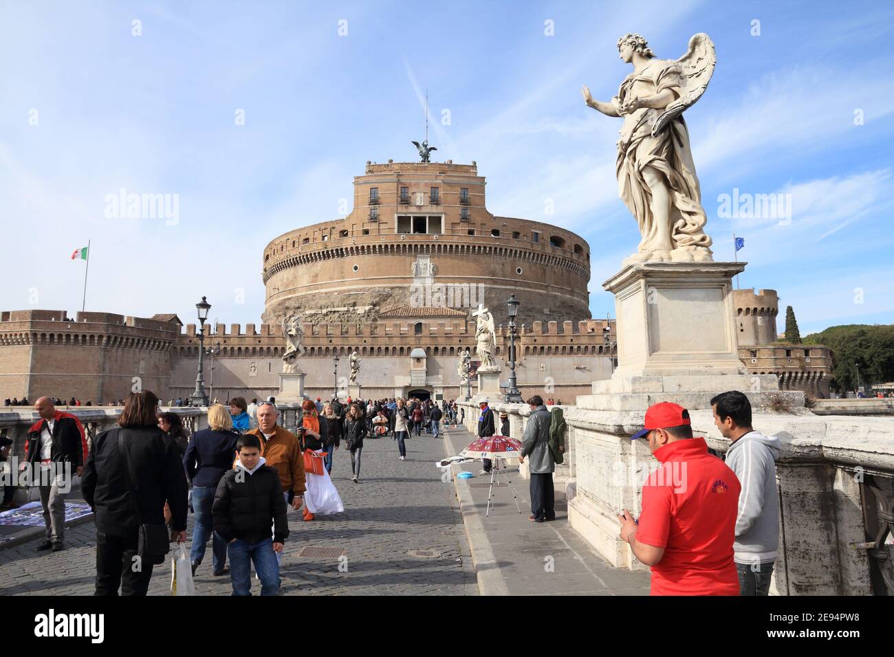 ROM, ITALIEN - 9. APRIL 2012: Besucher besuchen die Engelsbrücke (Ponte Sant'Angelo) in Rom. Nach offiziellen Angaben Rom wurde von 12,6 Millio besucht Stockfoto