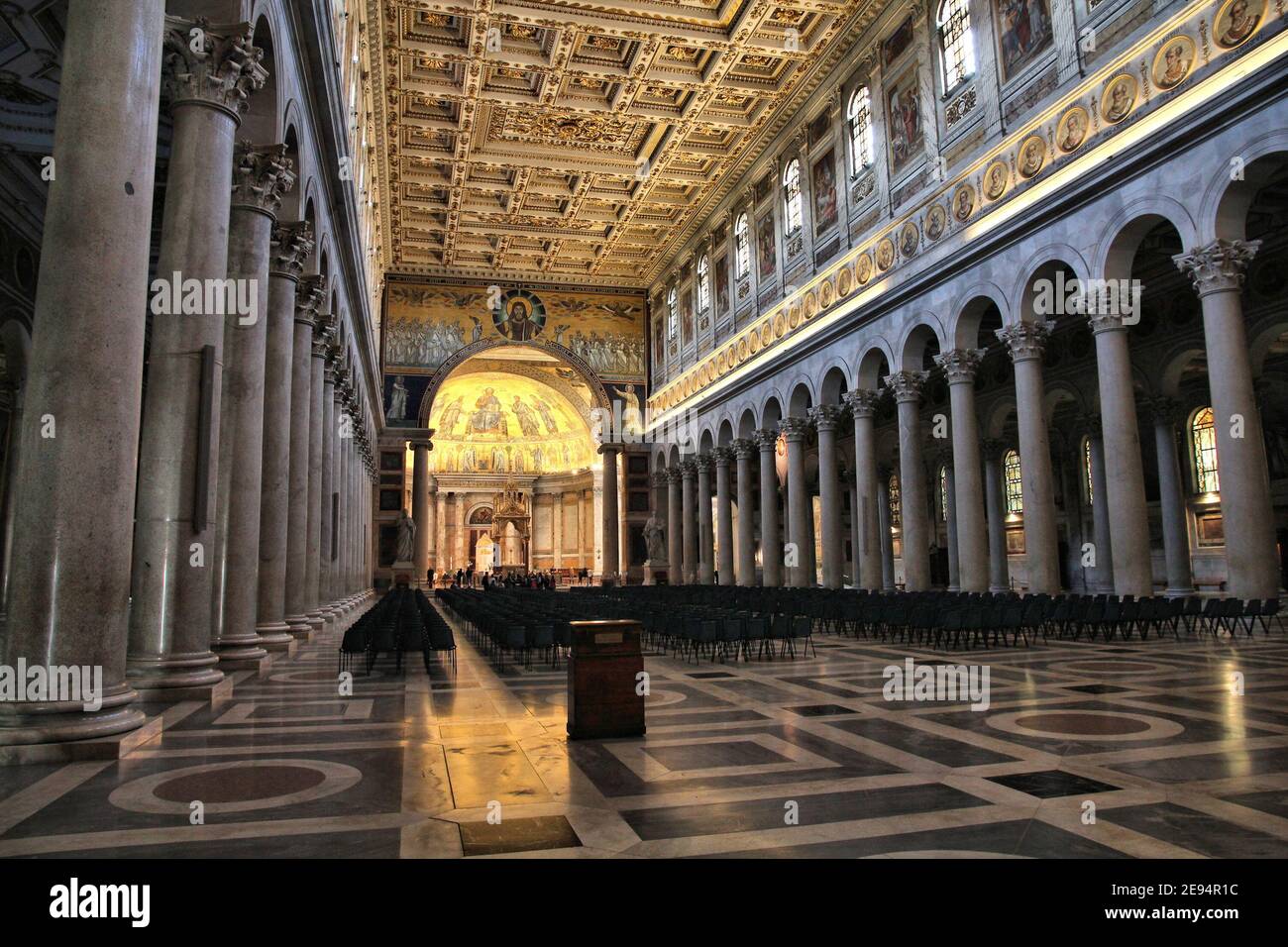 ROM, ITALIEN - 9. APRIL 2012: Innenansicht der päpstlichen Basilika St. Paul vor den Mauern (Basilica Papale di San Paolo fuori le Mura) in Rom. Das c Stockfoto