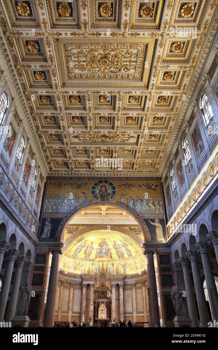 ROM, ITALIEN - 9. APRIL 2012: Innenansicht der päpstlichen Basilika St. Paul vor den Mauern (Basilica Papale di San Paolo fuori le Mura) in Rom. Das c Stockfoto