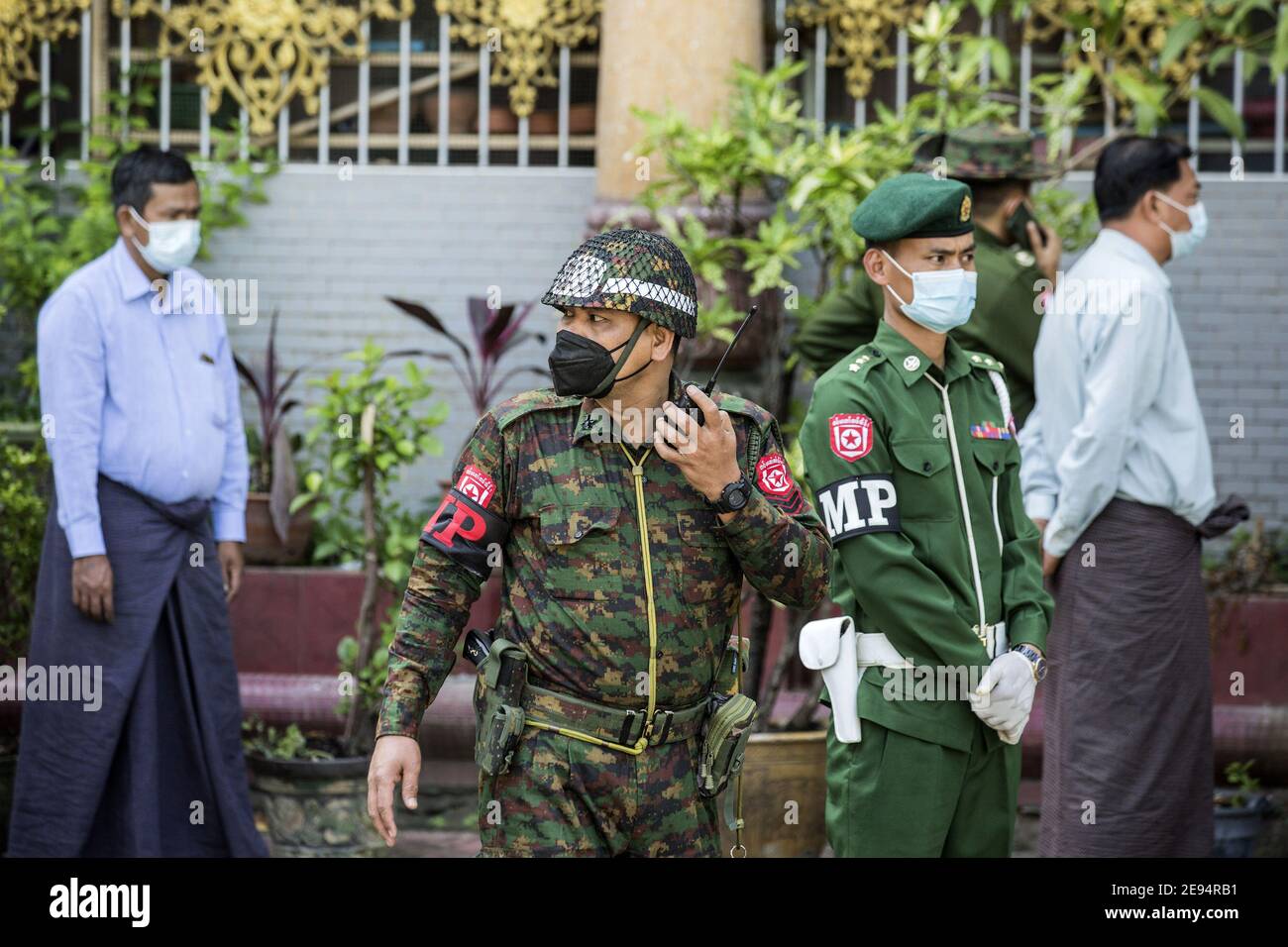 Yangon, Myanmar. Februar 2021. Soldaten stehen Wache im Stadtzentrum von Yangon nach einem Militärputsch in Myanmar, am Dienstag, den 2. Februar 2021. Das Militär hat die zivile Führerin Aung San Suu Kyi festgenommen. Foto von Xiao Long/UPI Kredit: UPI/Alamy Live Nachrichten Stockfoto