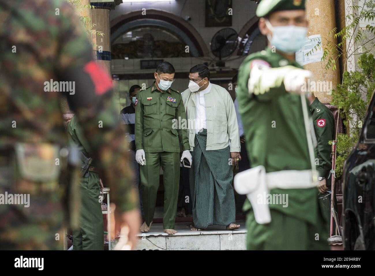 Yangon, Myanmar. Februar 2021. Nach einem Militärputsch in Myanmar am Dienstag, den 2. Februar 2021, stehen Soldaten am Rathaus in Yangon Wache. Das Militär hat die zivile Führerin Aung San Suu Kyi festgenommen. Foto von Xiao Long/UPI Kredit: UPI/Alamy Live Nachrichten Stockfoto