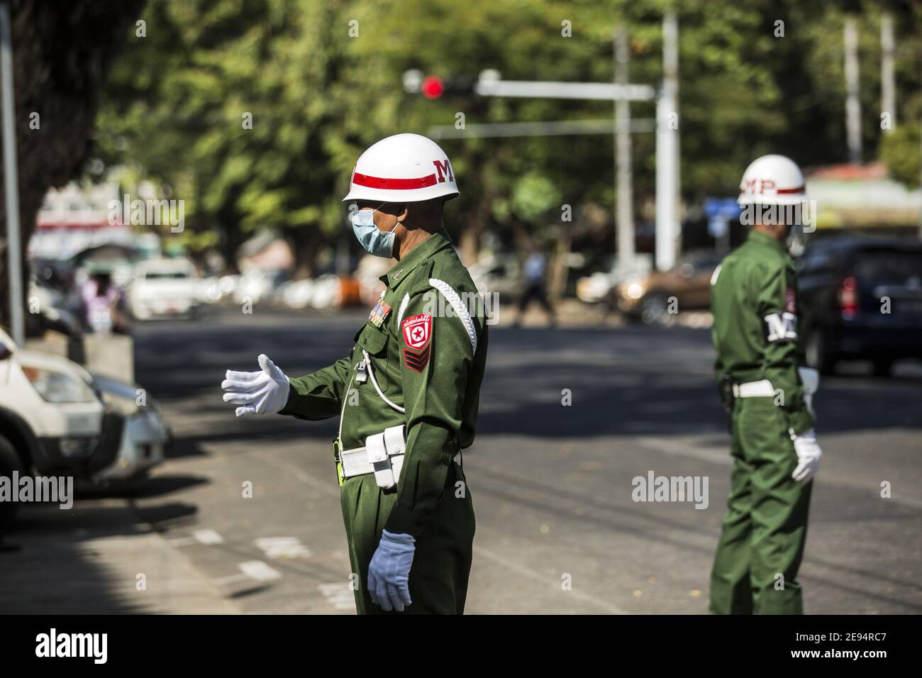 Yangon, Myanmar. Februar 2021. Soldaten stehen Wache im Stadtzentrum von Yangon nach einem Militärputsch in Myanmar am Dienstag, den 2. Februar 2021. Das Militär hat die zivile Führerin Aung San Suu Kyi festgenommen. Foto von Xiao Long/UPI Kredit: UPI/Alamy Live Nachrichten Stockfoto