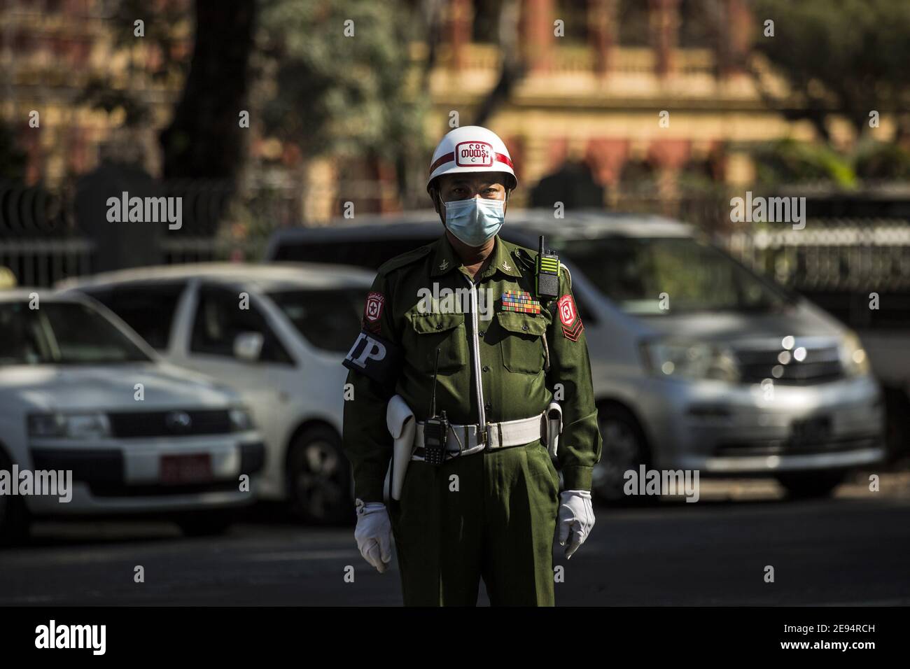Yangon, Myanmar. Februar 2021. Soldaten stehen Wache im Stadtzentrum von Yangon nach einem Militärputsch in Myanmar am Dienstag, den 2. Februar 2021. Das Militär hat die zivile Führerin Aung San Suu Kyi festgenommen. Foto von Xiao Long/UPI Kredit: UPI/Alamy Live Nachrichten Stockfoto