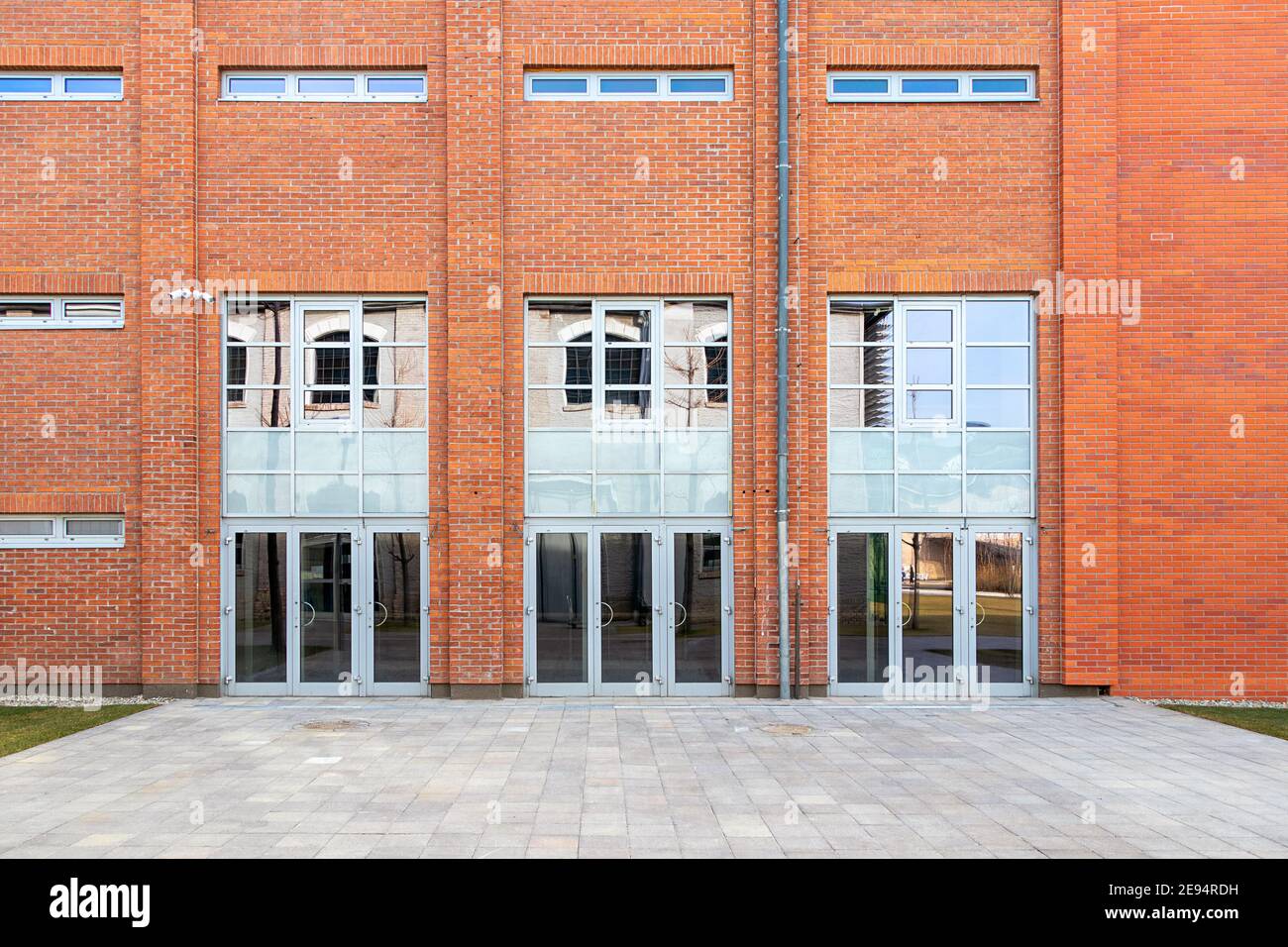 Moderne rote Ziegelfassade mit Türen Stockfoto