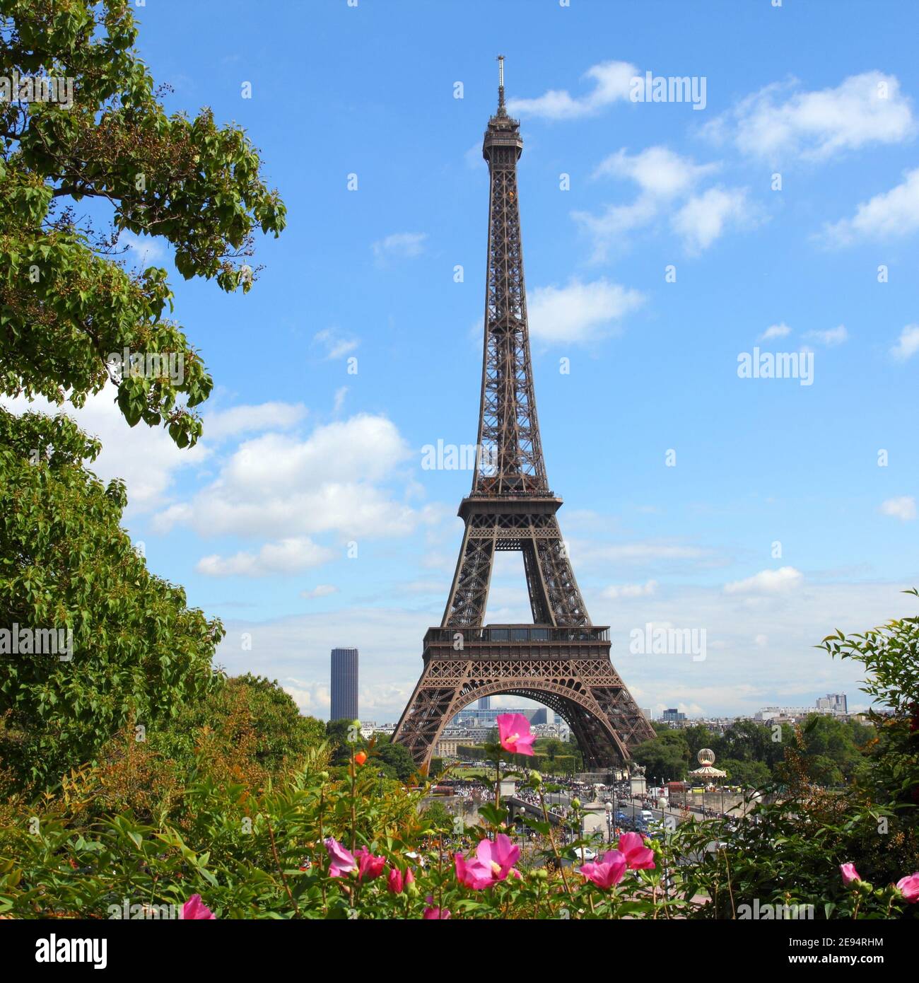 Paris, Frankreich - Stadtbild mit Trocadero-Gärten und Eiffelturm. UNESCO-Weltkulturerbe. Quadratische Zusammensetzung. Stockfoto