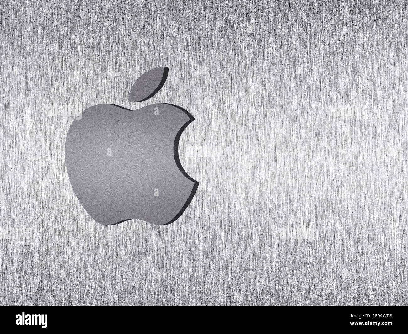 Apple Firmenlogo auf Aluminiumoberfläche Stockfoto