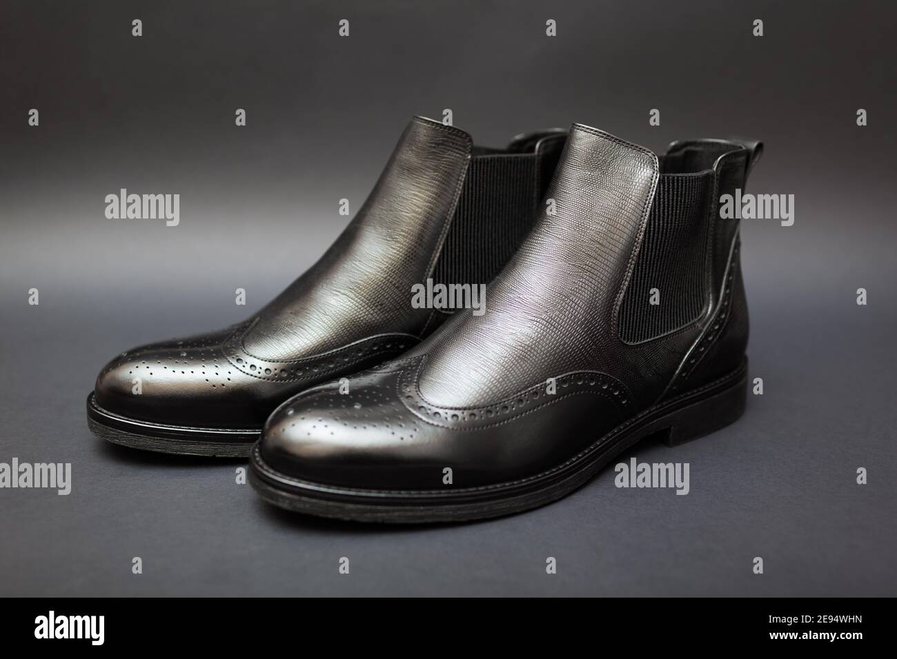 Schuhe, chelsea Lederstiefel für Herren. Herren Winter-, Herbst- oder  Frühlingsmode. Schwarze Schuhe mit Perforation auf schwarzem Hintergrund.  Verkauf Stockfotografie - Alamy