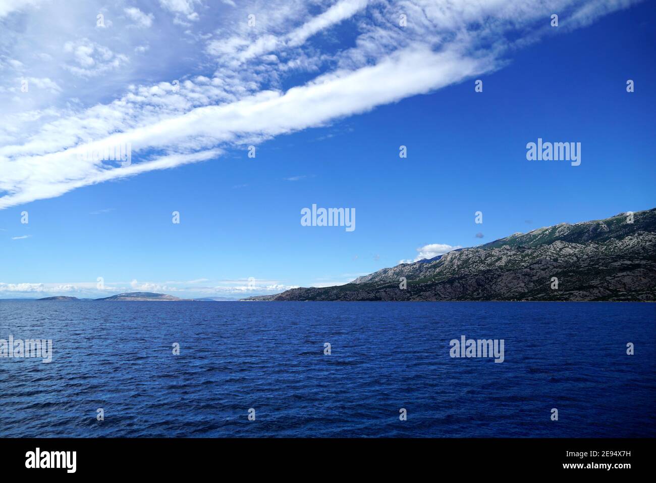 Weiße Cirrocumulus Wolken auf dem blauen Himmel in der schönen Am Meer Stockfoto