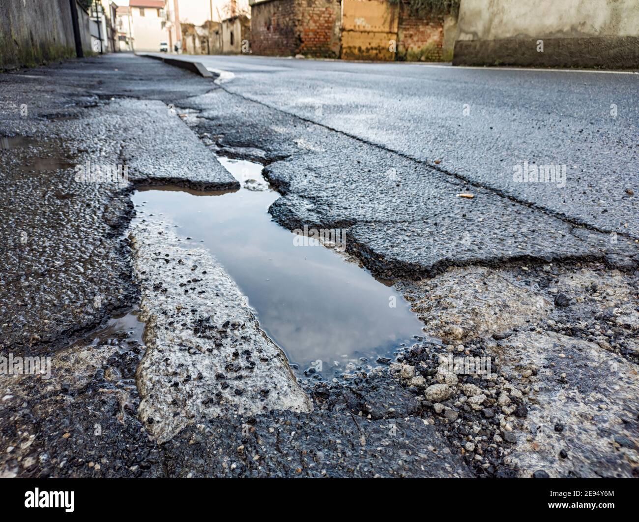 Nahaufnahme eines Straßenlochs Stockfoto