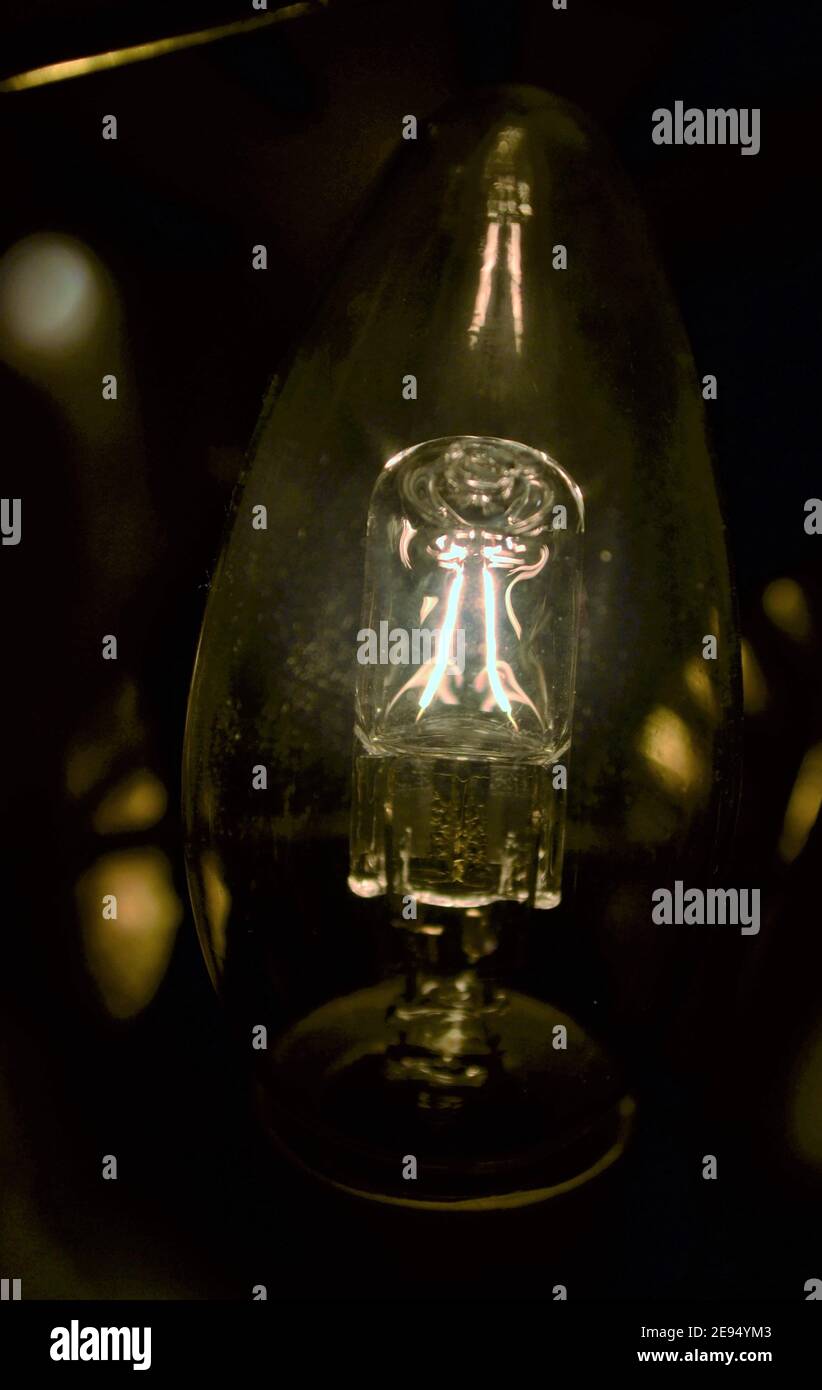 Glühlampe Für Kerzenlicht - Eingeschaltet - Glühlampe - Glasglühlampe – Großbritannien Stockfoto