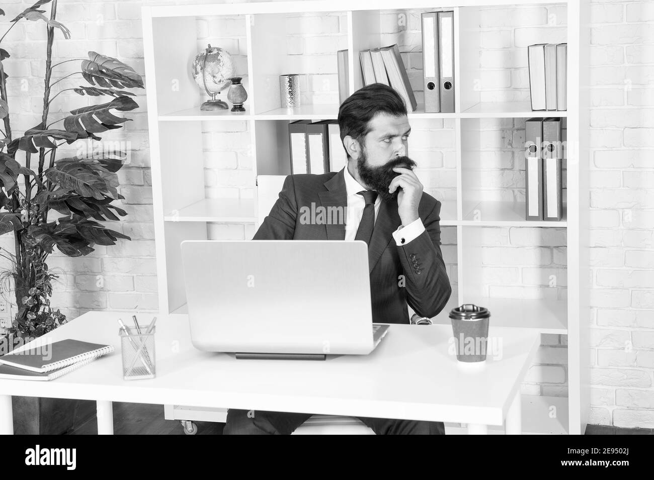 Mann serious Buchhalter im Büro Online-Business-Laptop, Installation Software-Konzept. Stockfoto