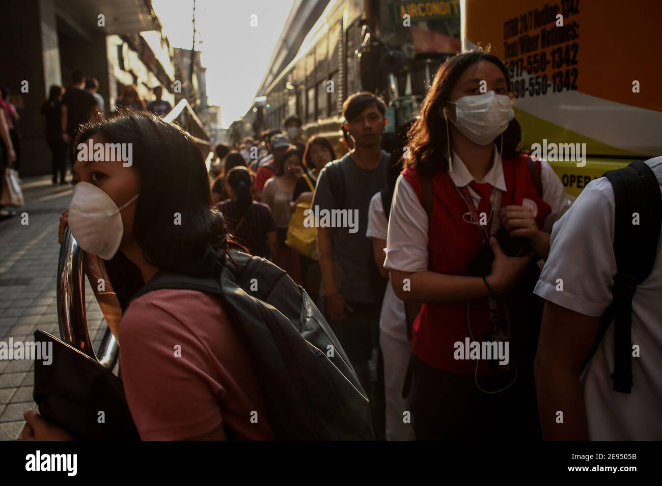 Menschen, die Gesichtsschutzmasken tragen, als Präventionsmethode für das Coronavirus in Quezon City, Philippinen. Stockfoto