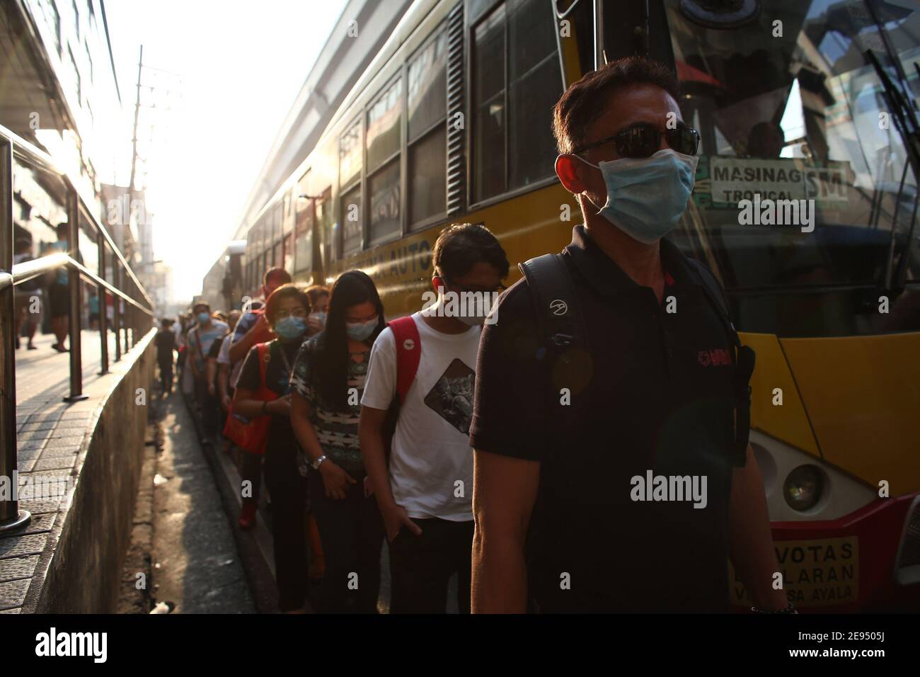 Menschen, die Gesichtsschutzmasken tragen, als Präventionsmethode für das Coronavirus in Quezon City, Philippinen. Stockfoto