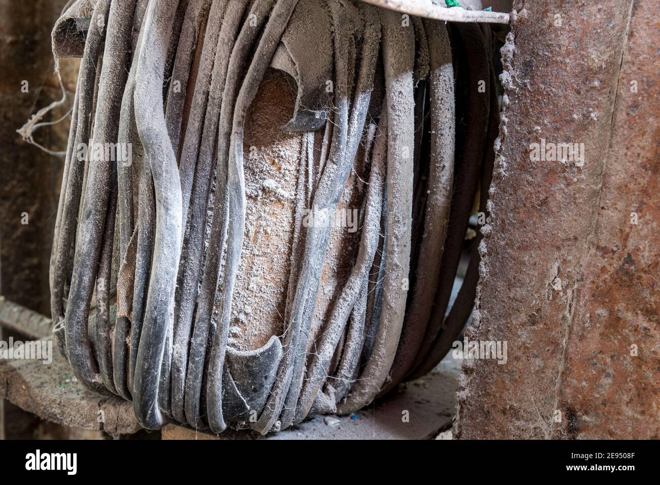 Alte ineffiziente Stromtrafos, die die Kunststoff-Schmelzöfen betreiben. Das Bild ist in einem rustikalen Laden eines selbständigen kubanischen Mannes aufgenommen Stockfoto