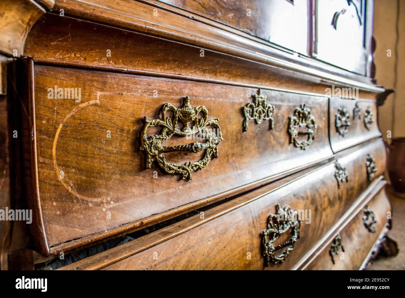 Nahaufnahme eines alten Holzschranks. Typisch holländische antike Möbel. Stockfoto