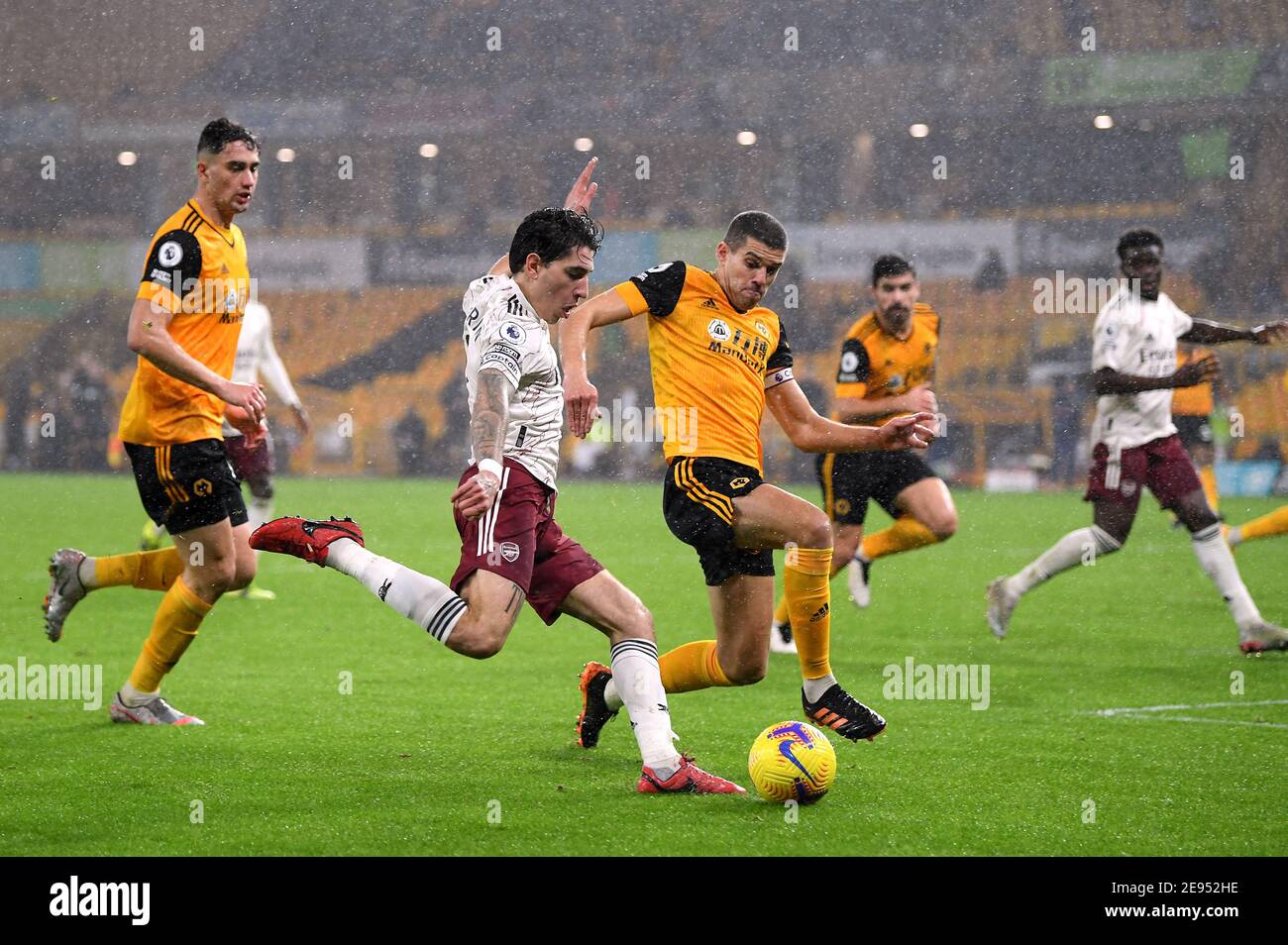 Hector Bellerin von Arsenal überquert den Ball während des Premier League-Spiels im Molineux Stadium, Wolverhampton. Bilddatum: Dienstag, 2. Februar 2021. Stockfoto