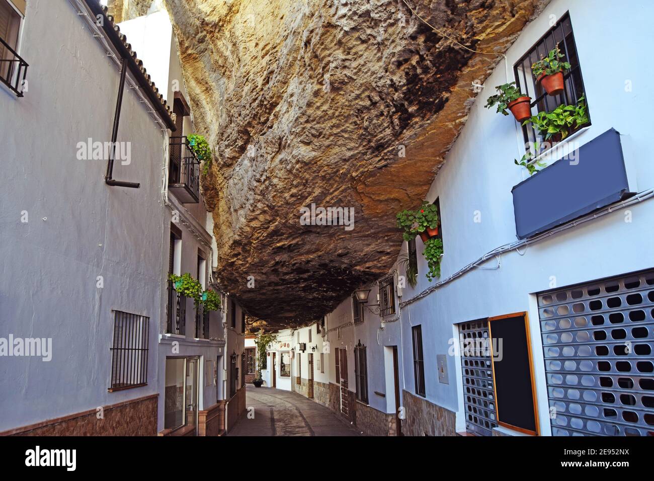 Kuriose und überraschende Straße von Setenil de las Bodegas, wo ihre Häuser unter einem großen riesigen Felsen sind, Cadiz, Andalusien, Spanien Stockfoto