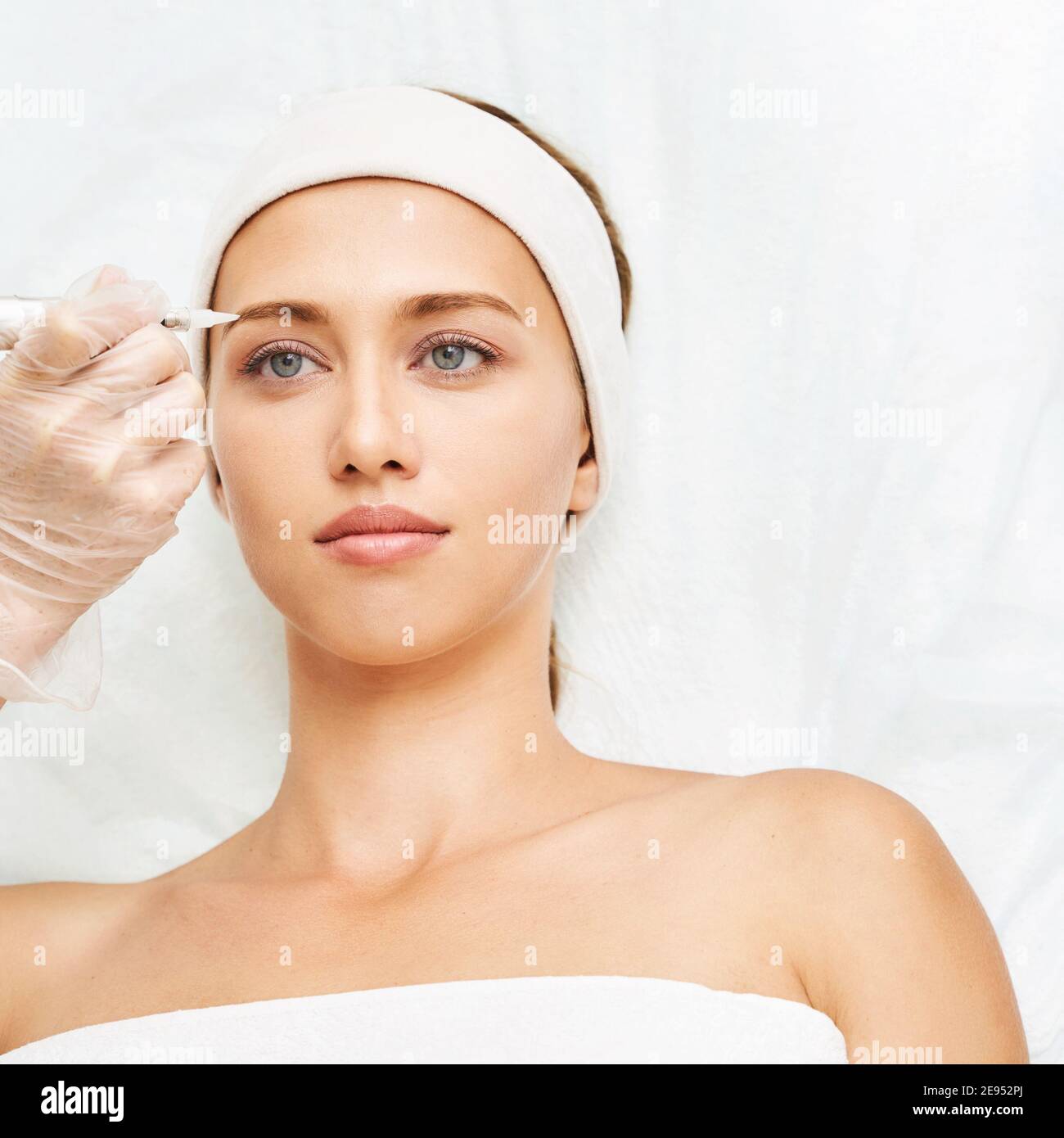 Dauerhaftes Make-up. Beauty Spa Verfahren. Junge Frau. Gesichtstattoo Stockfoto