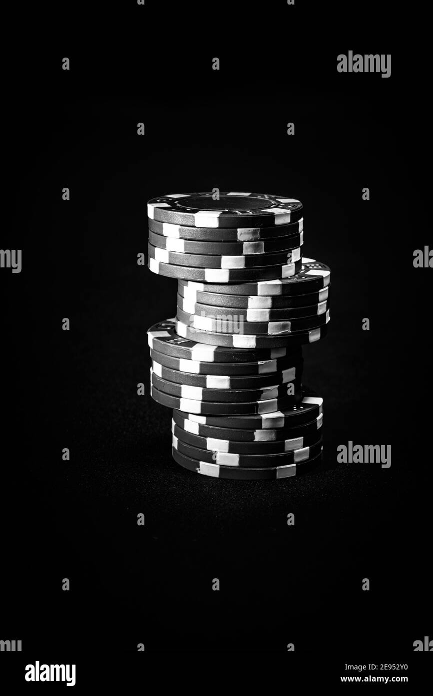 Stapel von Poker-Chips auf schwarzem Hintergrund Stockfoto