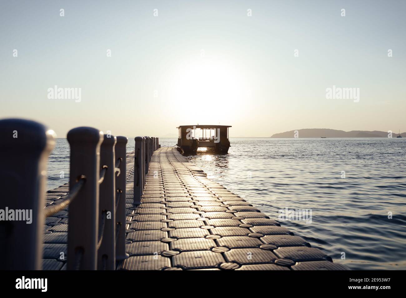 Schwimmende Pier und Katamaran am Pai Plong Strand in Krabi, Thailand Stockfoto