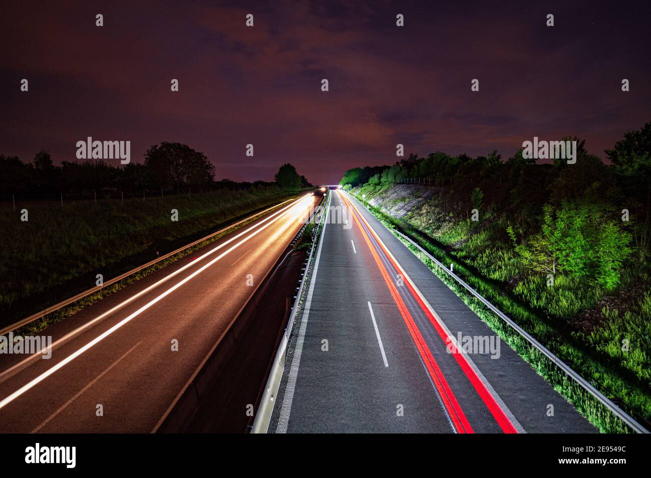 Lichtspuren auf einer Autobahn bei Nacht Stockfoto