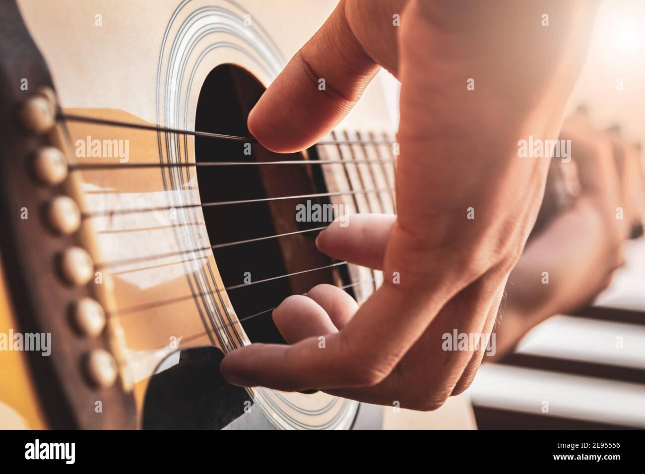 Nahaufnahme eines Mannes Hände spielen akustische Gitarre. Akustikgitarre in einem Aufnahmestudio spielen. Stockfoto