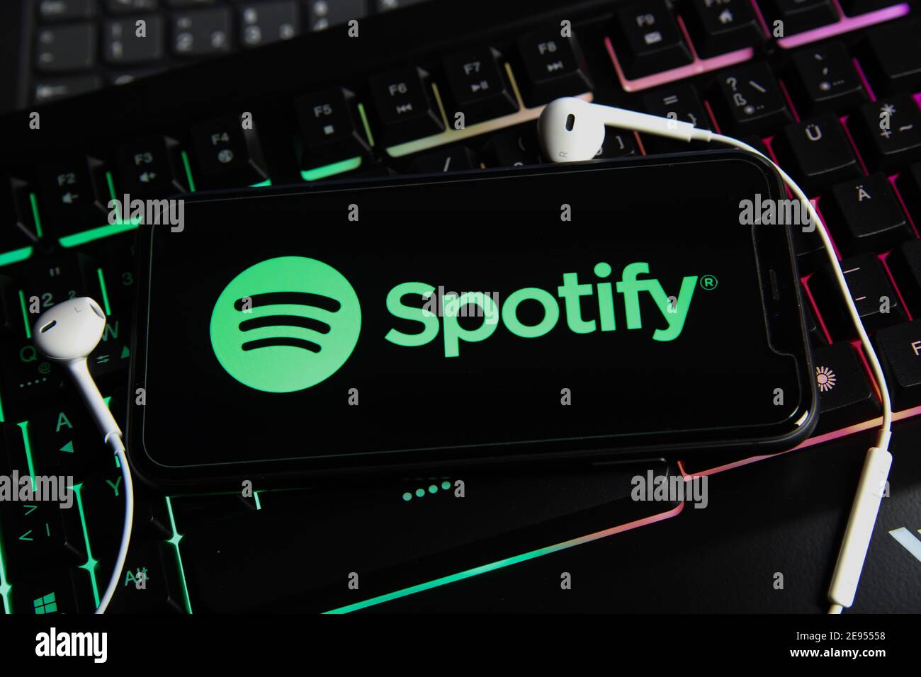 Viersen, Deutschland - 9. Januar. 2021: Nahaufnahme des Smartphone-Bildschirms mit Logo-Schriftzug Online-Musik-Streaming-Service spotify auf Computer-Tastatur Stockfoto