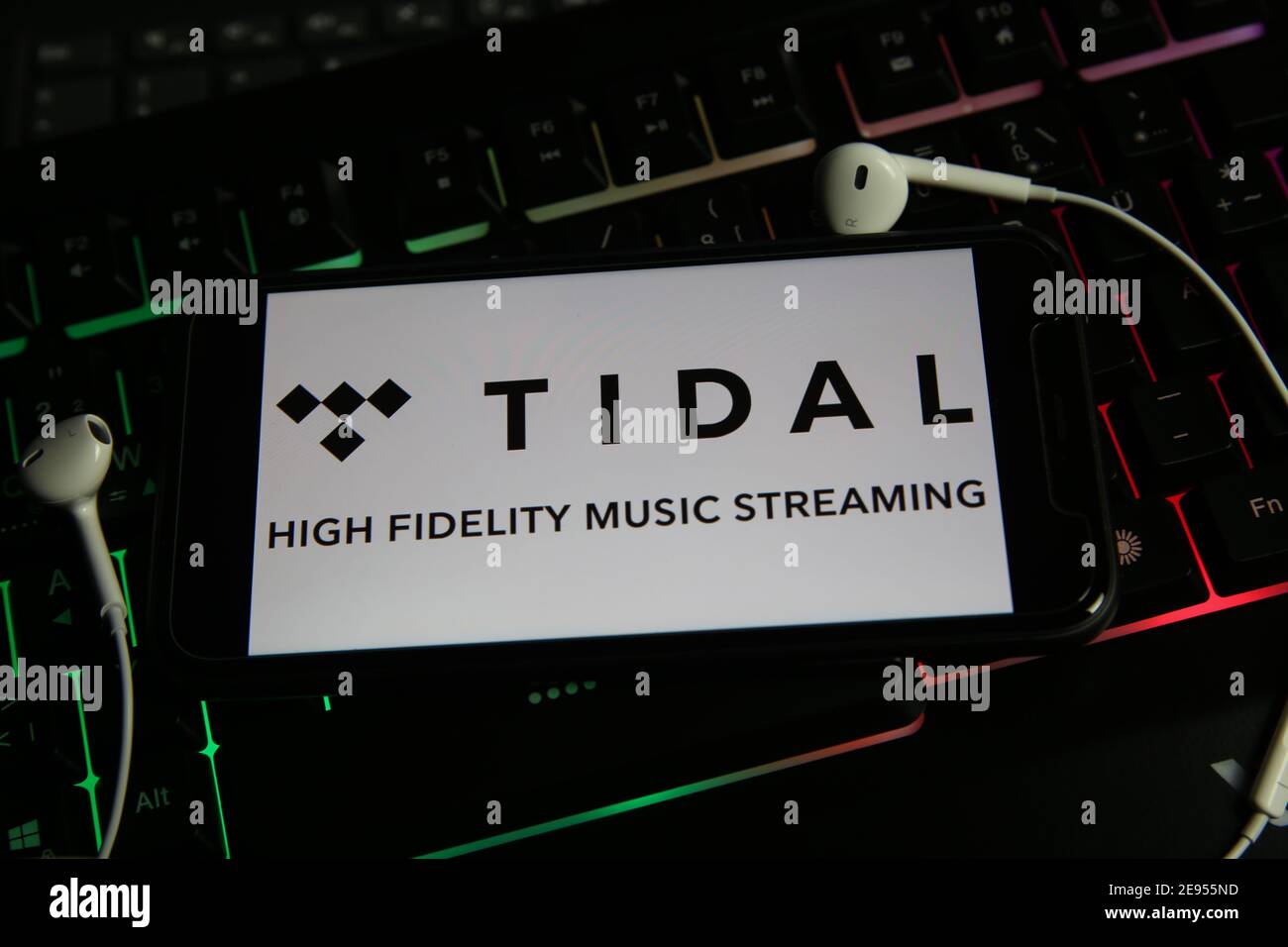 Viersen, Deutschland - Januar 9. 2021: Nahaufnahme von Smartphone-Bildschirm mit Logo-Schriftzug Online-Musik-Streaming-Service Tidal High Fidelity auf Computer ke Stockfoto