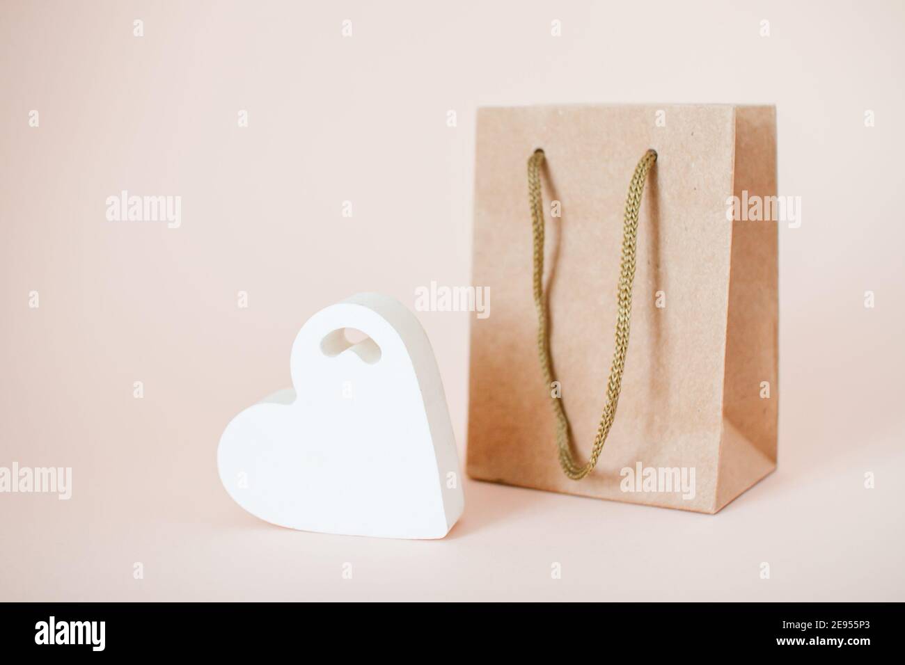 Geschenkpapierbeutel und eine Herzfigur. Valentinstag Stockfoto