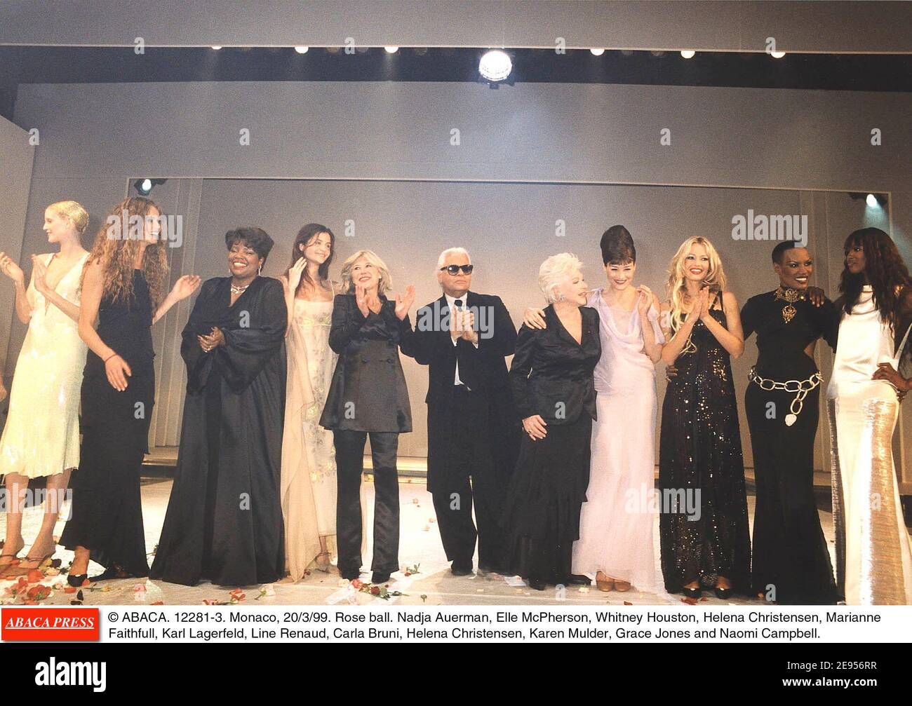 © ABACA. 12281-3. Monaco, 20/3/99. Rosenkugel. Nadja Auermann, Elle McPherson, Whitney Houston, Helena Christensen, Marianne Faithfull, Karl Lagerfeld, Line Renaud, Carla Bruni, Helena Christensen, Karen Mulder, Grace Jones und Naomi Campbell. Stockfoto