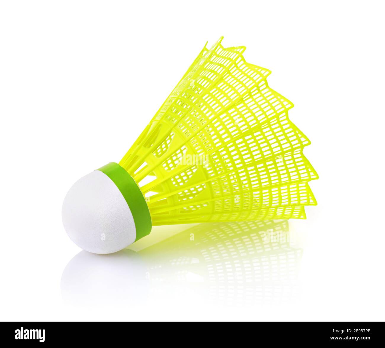Gelber Kunststoff Badminton Federball isoliert auf weiß Stockfoto
